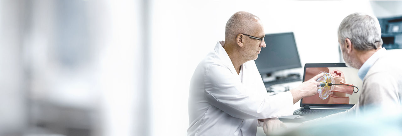 Arts en patiënt bespreken behandeling met FARAPULSE PFA