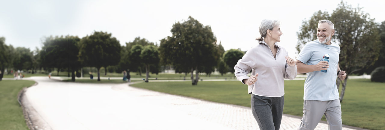 Rennende man en vrouw van middelbare leeftijd die de behandelingsopties van Boston Scientific promoten